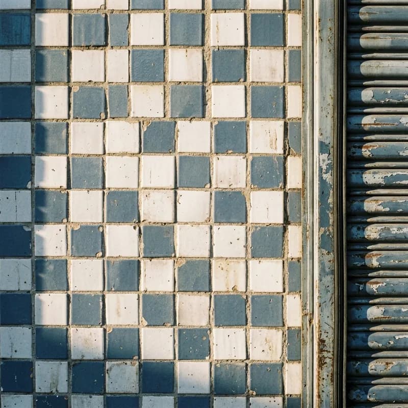 Azulejos em xadrez da fachada da oficina ao sol